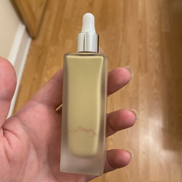 Kjaer weis invisible touch liquid foundation - Picture 5 of 5